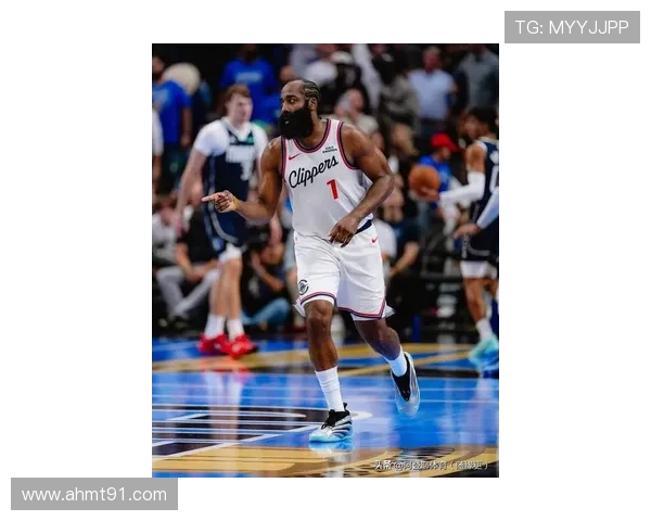 哈登全场表现亮眼贡献20分6板13助3断但7次失误影响球队节奏