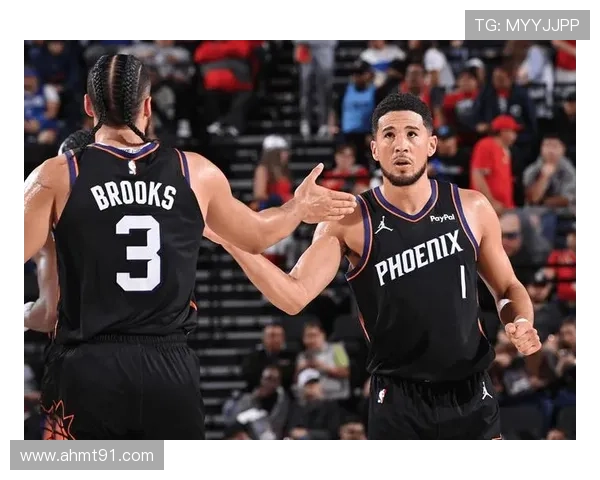 布克第三节发力砍下12分助队逆转全场贡献18分5助攻5抢断表现抢眼